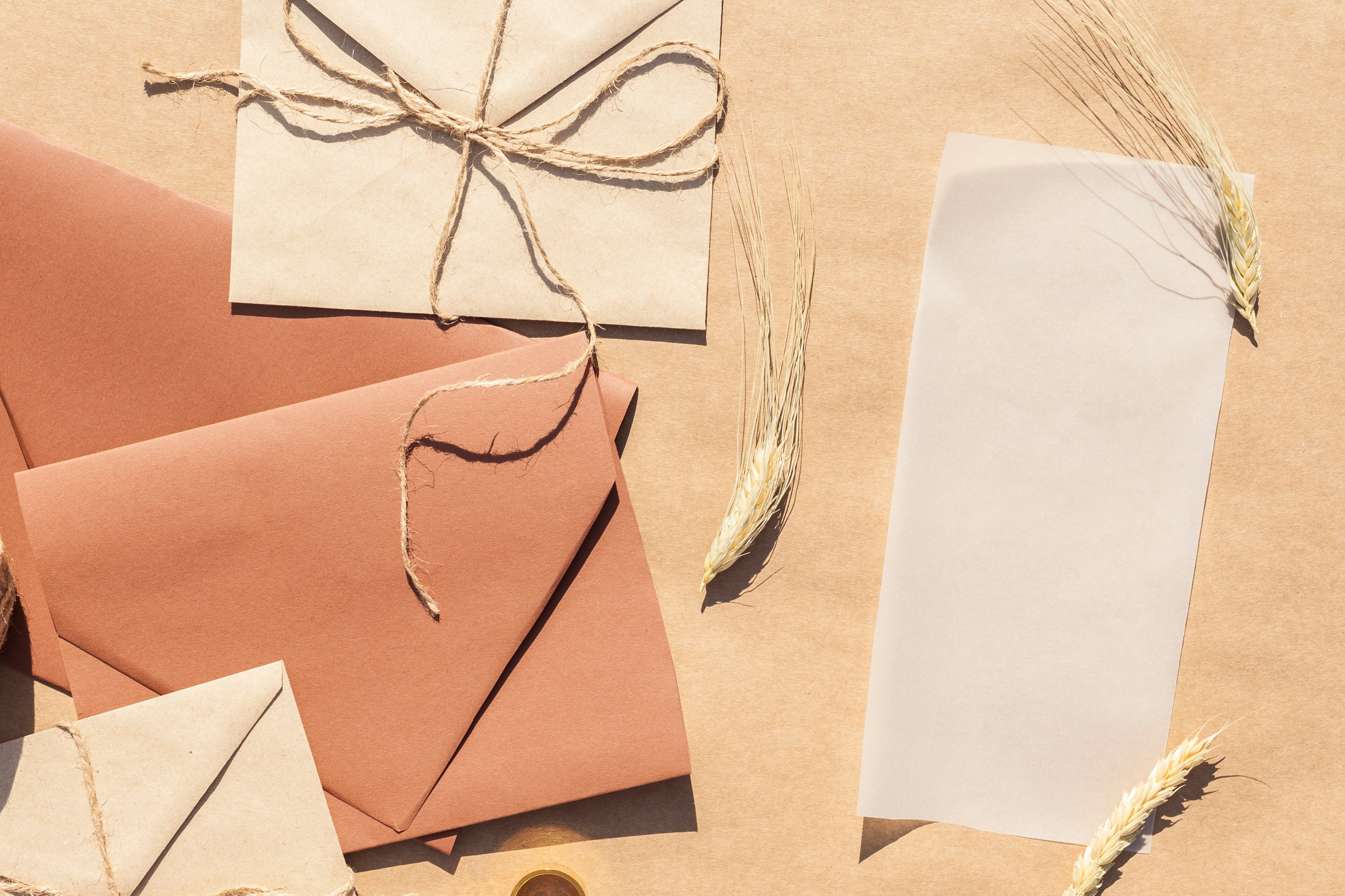 <a href="https://www.magnific.com/free-photo/flat-lay-creative-arrangement-with-wedding-invitations_5131491.htm">Image by freepik</a>